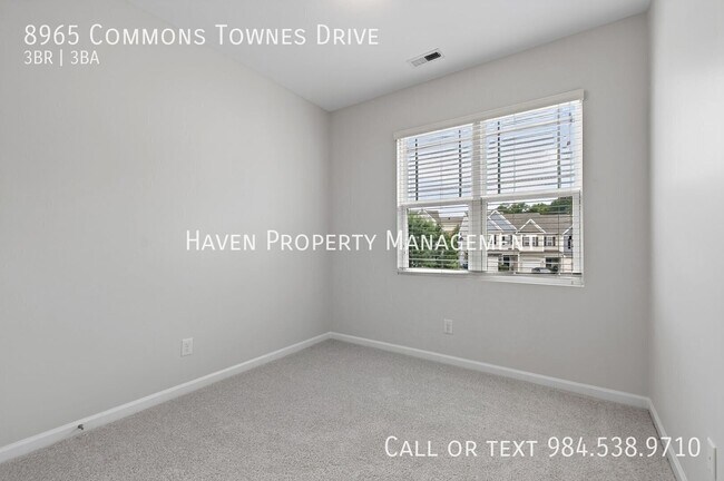 Building Photo - 8965 Commons Townes Dr
