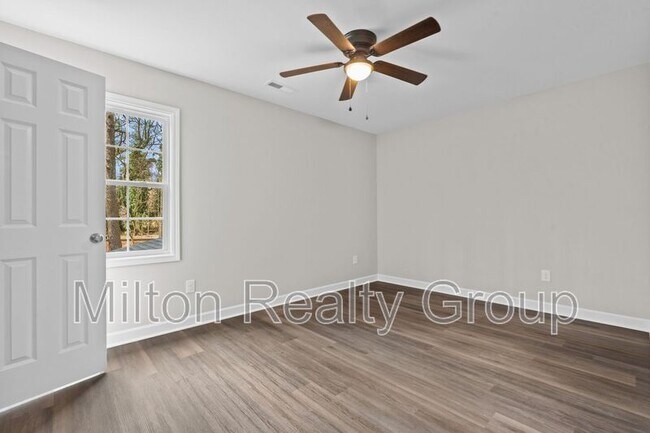 Building Photo - 121 Laura Ln