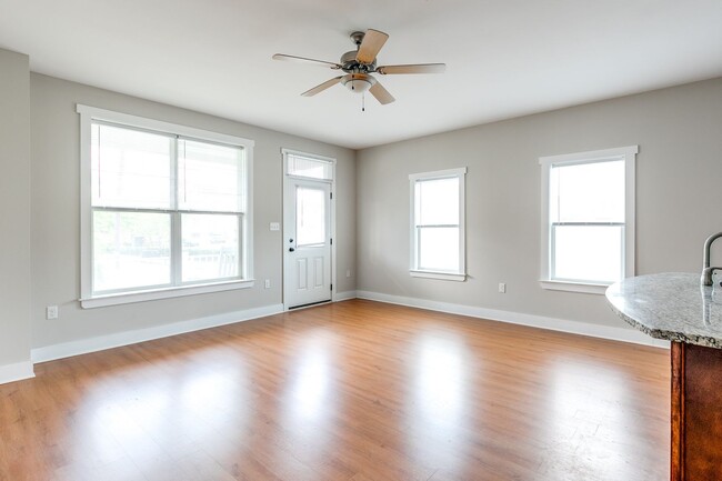 Building Photo - Beautiful Spacious 2 Bedroom Available Mid...