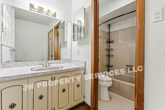 Building Photo - 2444 Somerset Dr