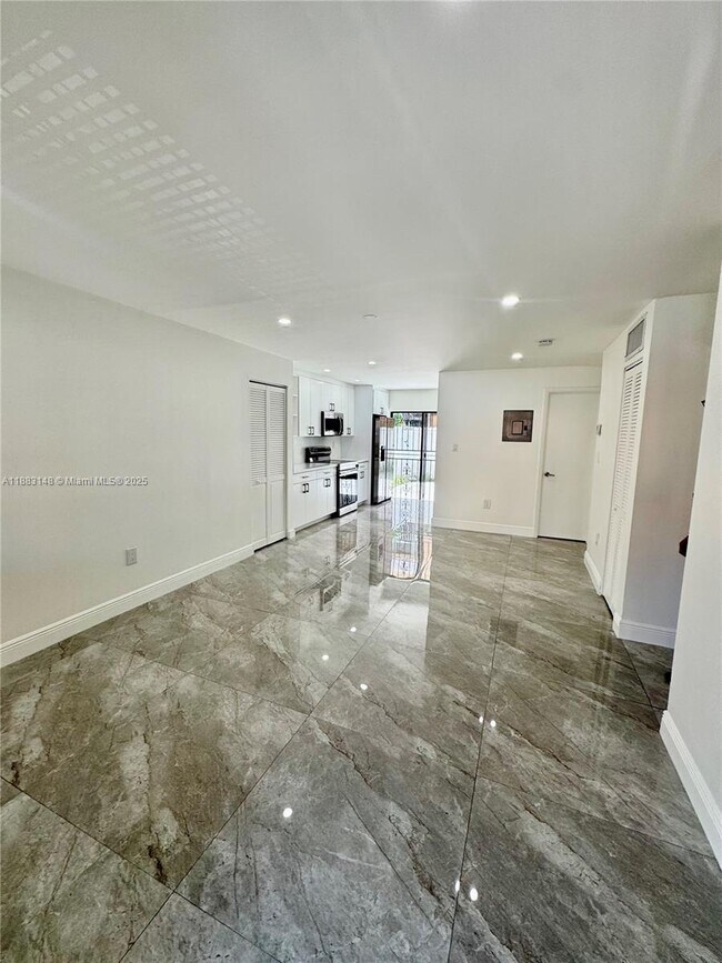 Primary Photo - 2740 W 61st St
