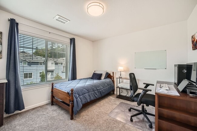 Building Photo - Modern Furnished Townhome in Prime Kent Lo...