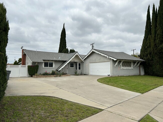 Primary Photo - Nicely Updated Single Story 3 Bed 2 Bath H...