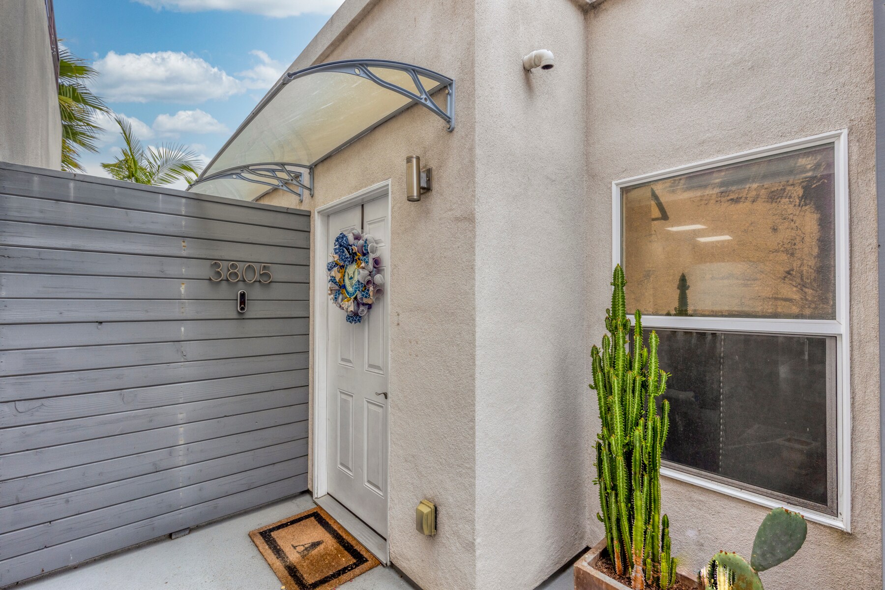 Private entry - 3805 Keating St
