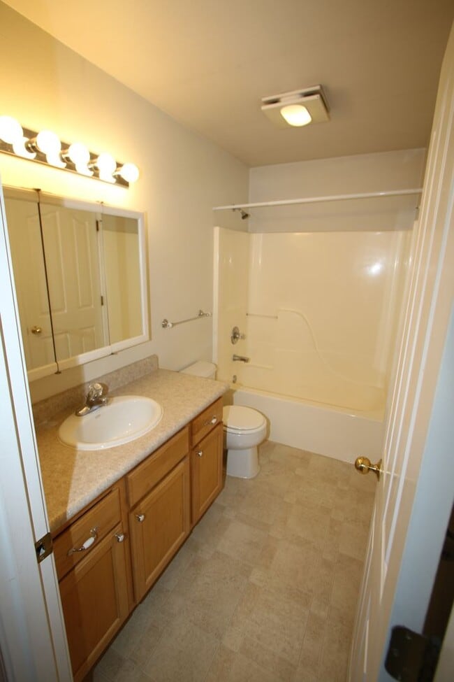 Building Photo - 3 Bedroom Eagle River Townhouse!