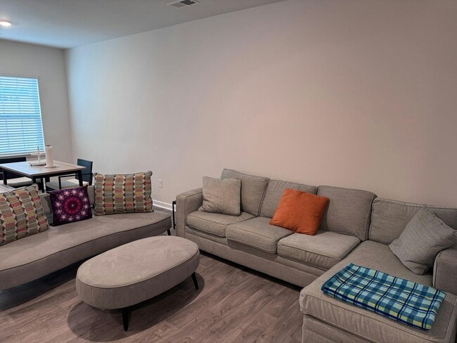 Building Photo - 285 Moyer Dr