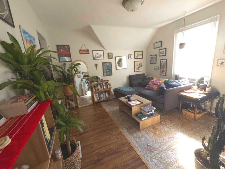 Building Photo - 2214 Winnebago St