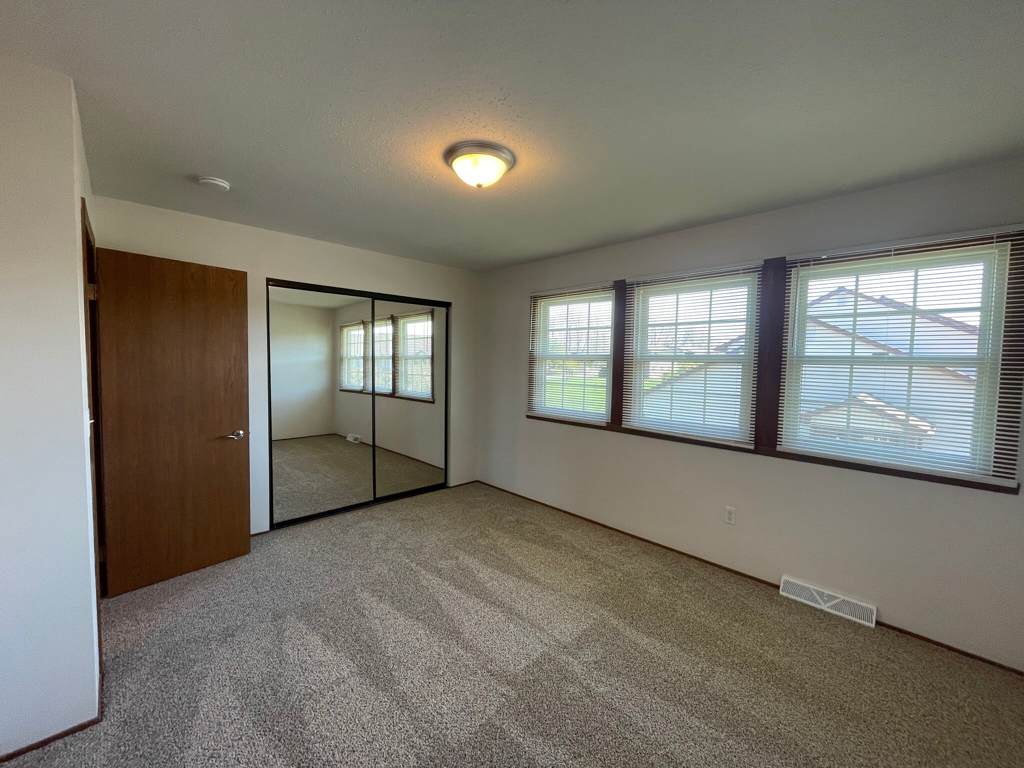 Building Photo - 2703 Vineyard Dr