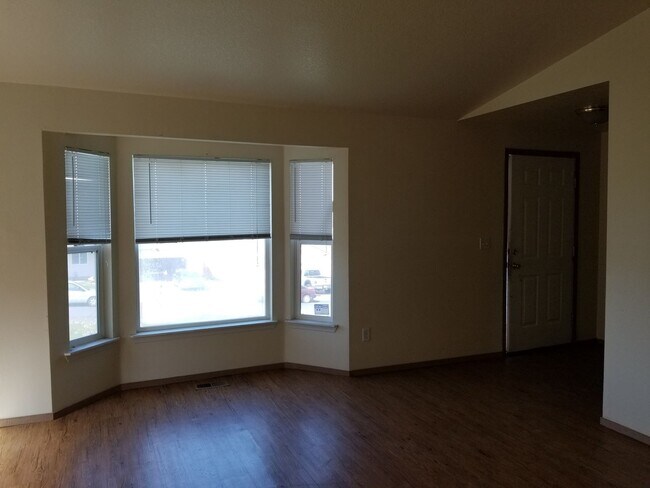 Building Photo - Charming 3-Bedroom Home in Quiet Cul-de-Sac with Valley Views!