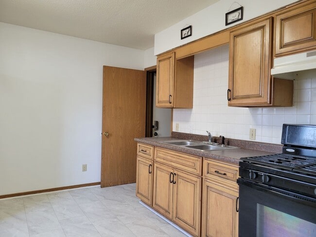 Building Photo - Modern 2 Bed / 1 Bath Home with Detached G...