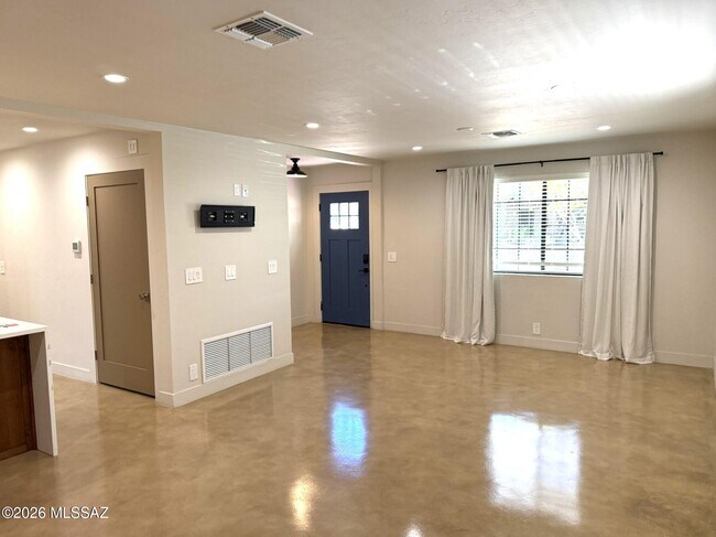 Building Photo - 426 S Stratford Dr