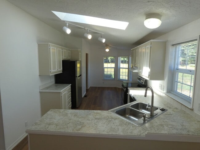 Building Photo - APPLICATION PENDING **Country Living**