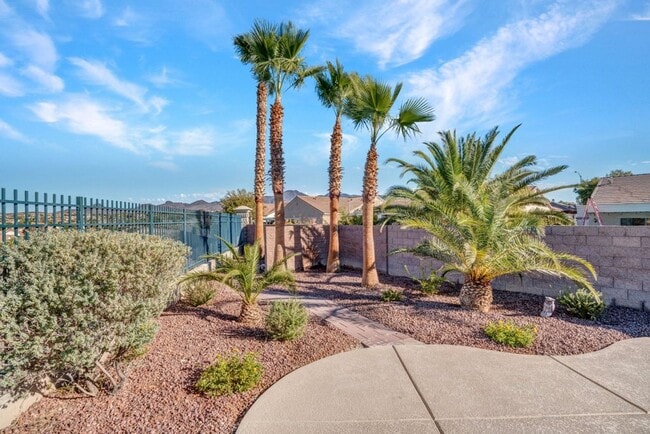 Building Photo - 4 bed, 2.5 bath single-story home in the g...