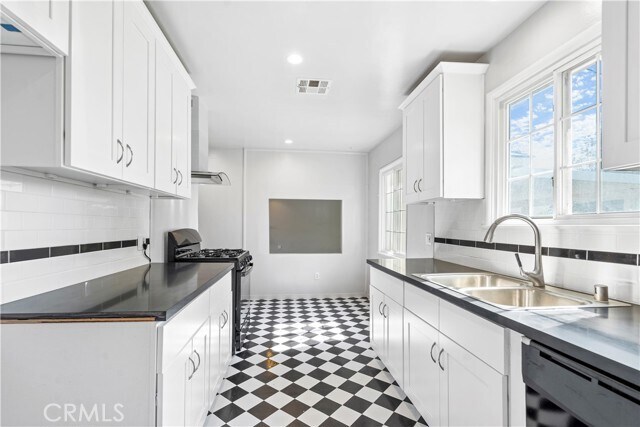 Building Photo - 7721 Oakdale Ave