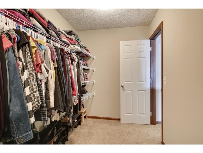 Building Photo - Pristine Woodbury 3 Bedroom Townhouse - Cl...