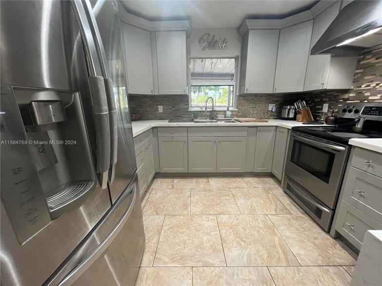 Building Photo - 3421 SW 12th Ct