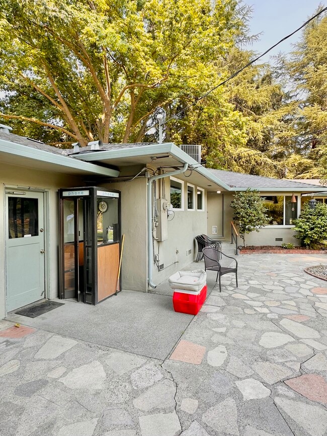 Building Photo - 991 Piedmont Dr