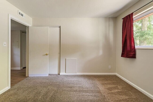Building Photo - 4936 Springhill Dr