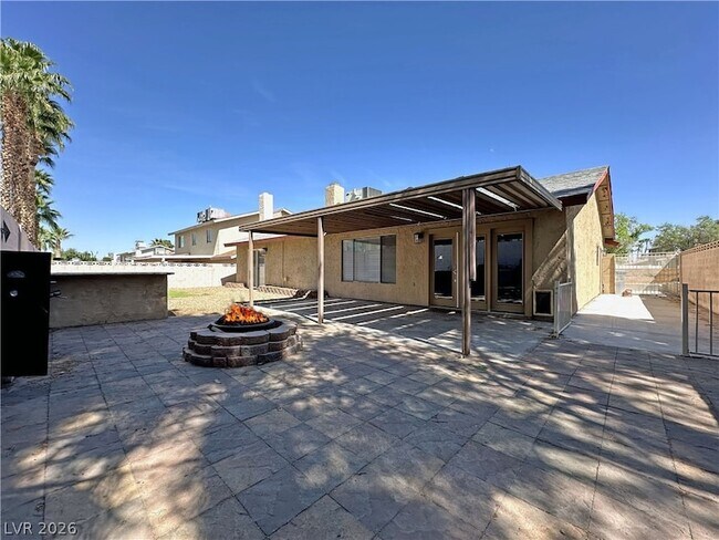 Building Photo - 2414 La Casa Dr