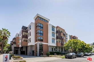 Building Photo - 6030 S Seabluff Dr