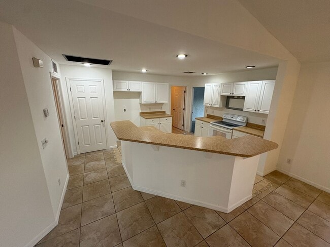 Building Photo - Charming Single-Family Home for Rent in Lehigh Acres