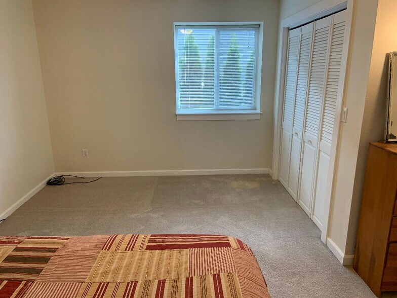 Bedroom - 823 E Lakeshore Dr