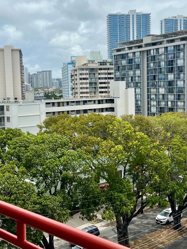 Building Photo - Beautifully Updated 1BR Condo Minutes from Waikiki/Ala Moana