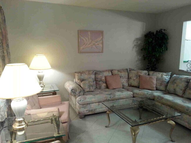 Building Photo - 300 Horizon W