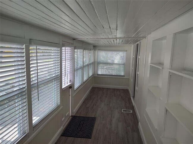 Building Photo - 301 Mystic Lake Dr N