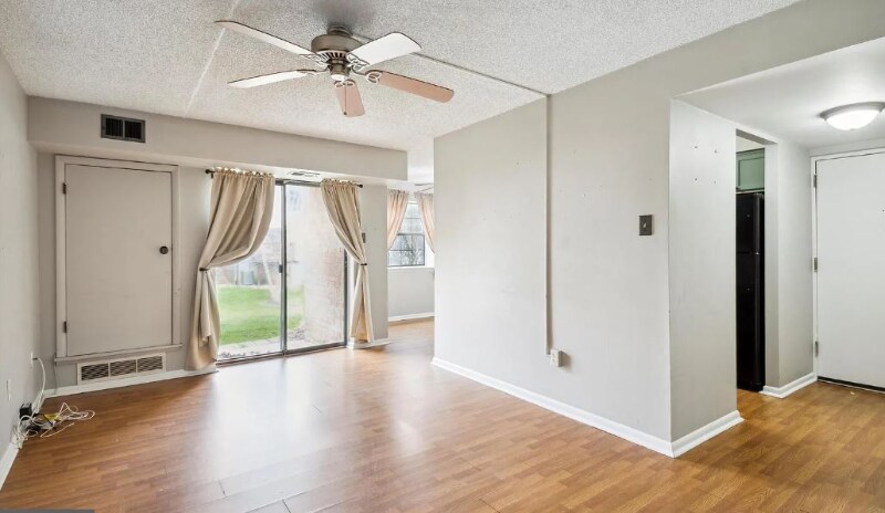Building Photo - 3005 Valley Dr