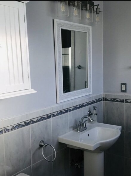 Building Photo - 12345 Flomar Dr