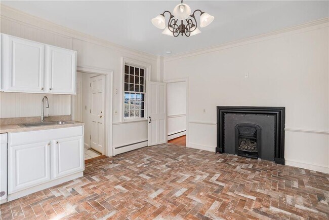 Building Photo - 14 Elm St