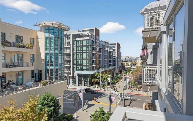 Building Photo - 150 The Promenade N