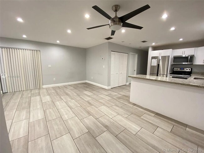 Building Photo - 2633 SW 30th Ct