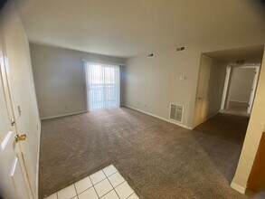 Building Photo - RENT READY 2 BEDROOM!