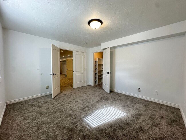 Building Photo - Stunning 6 Bed / 3 Bath | Great Location | Expansive Living Space