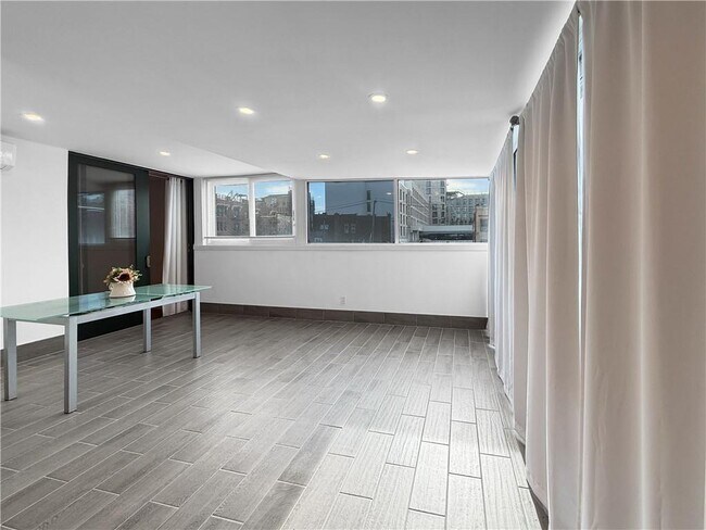 Building Photo - 2882 W 15th St