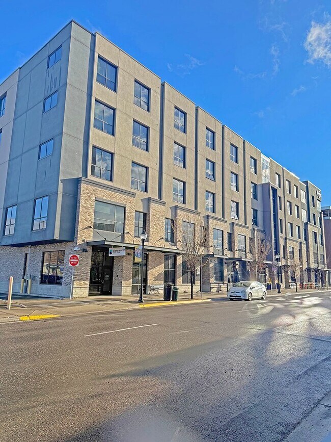 Building Photo - Downtown Luxury Condo Available Furnished or Unfurnished, with Parking