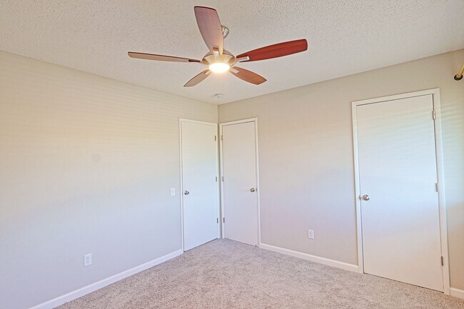 Building Photo - 975 Barbizon Dr