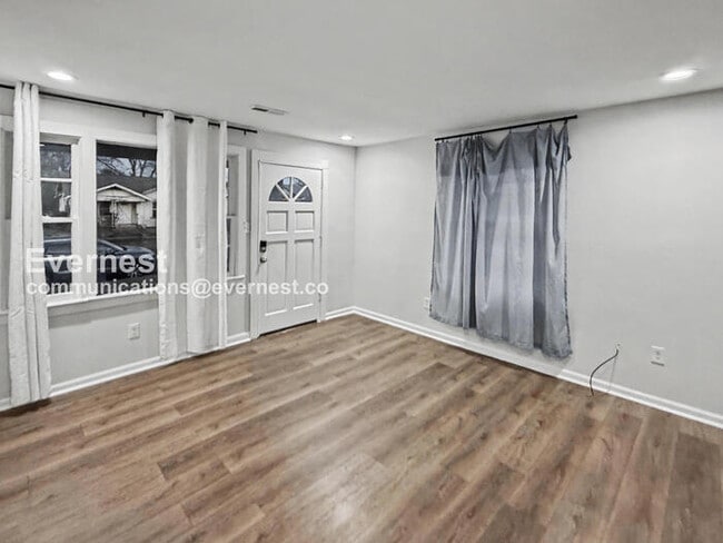 Building Photo - 4 Bed/1.5 Bath with In-Unit Laundry / Pet-Friendly / Vouchers Accepted / Available Now!