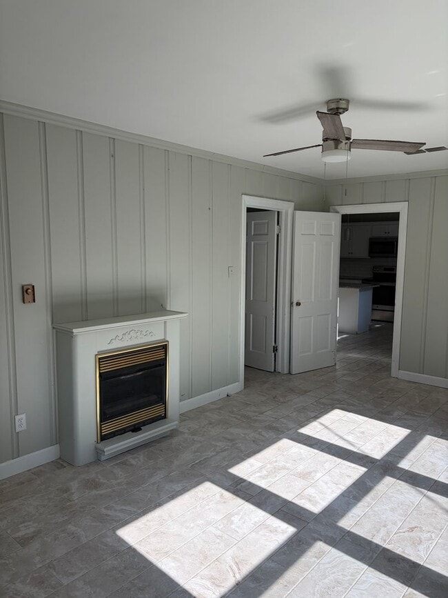 Building Photo - 1300 N Waldron Rd