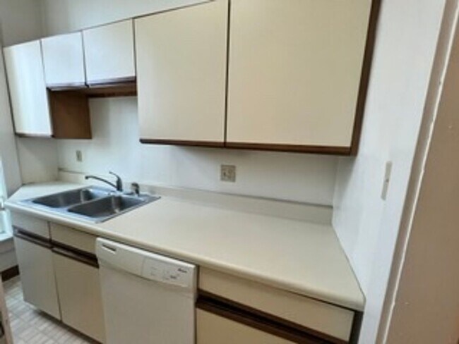 Building Photo - 1 Bedroom + Office Space in Emmaus