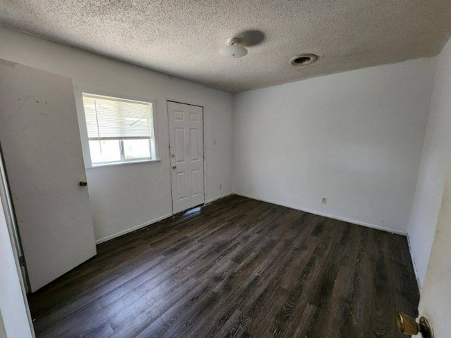 Building Photo - 1012 W 2nd St