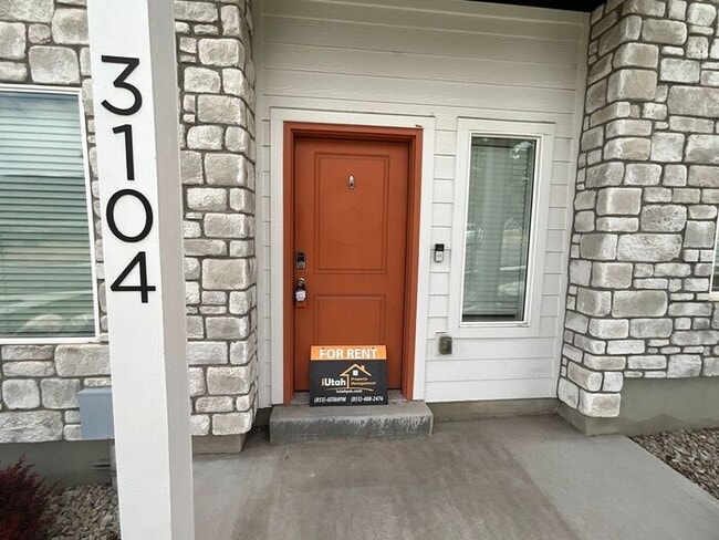 Building Photo - 4 Bedroom 3 Bath 2200 Sq ft Home 2 Car Garage.