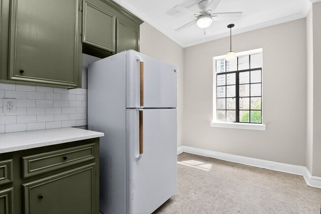 Building Photo - Absolutely stunning penthouse level unit in the historic Poplar building in Charlotte's tree line...