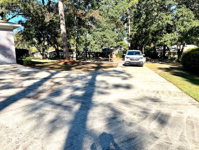 Building Photo - Corner lot in Huntleigh Woods