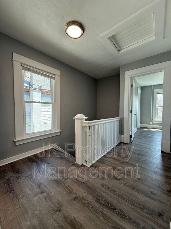 Building Photo - 913 5th Ave N