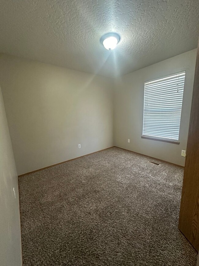 Building Photo - 3 bedroom 2 bathroom Caldwell Home