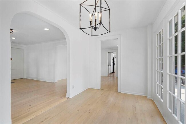 Building Photo - 2512 Brookwood Dr NE