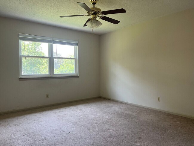 Building Photo - 4612 N Cypress St